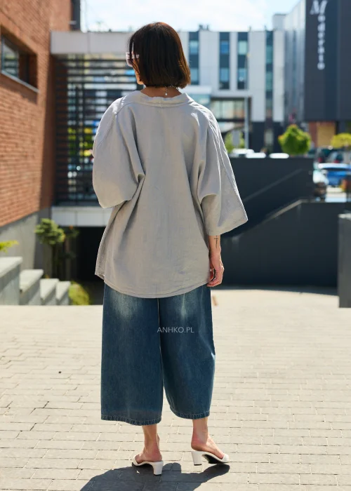 Jeansy damskie culotte z haftem kwiatowym – szerokie nogawki, niebieski denim z ozdobnym haftem