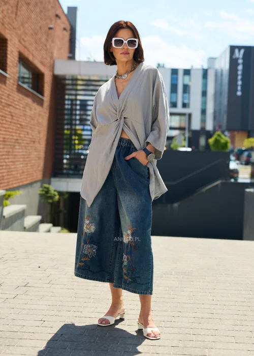 Jeansy damskie culotte z haftem kwiatowym – szerokie nogawki, niebieski denim z ozdobnym haftem