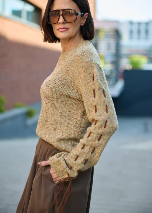 Sweter damski w odcieniu melanżowej zieleni z napisem i ozdobnym sznurowaniem na rękawach, miękka dzianina, styl casual