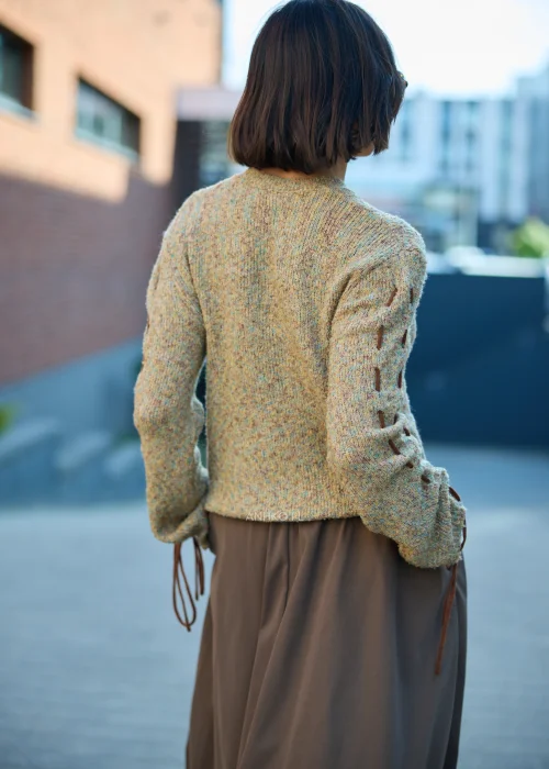 Sweter damski w odcieniu melanżowej zieleni z napisem i ozdobnym sznurowaniem na rękawach, miękka dzianina, styl casual