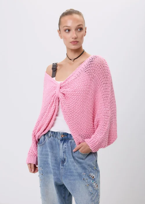 Rozowy-sweter-damski-o-azurowym-splocie-z-luznym-fasonem-i-szerokimi-rekawami.-Model-mozna-nosic-klasycznie-lub-jako-narzutke-z-efektownym-wiazaniem-z-przodu.jpg