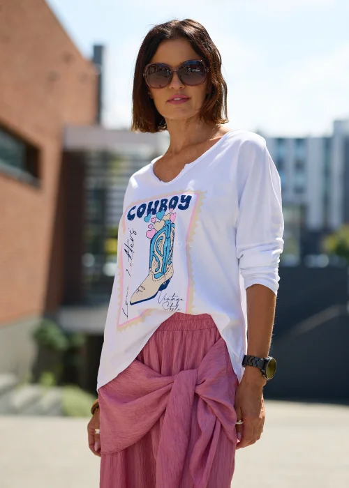 Bluzka damska oversize biała z nadrukiem Cowboy – bawełniany T-shirt z długim rękawem