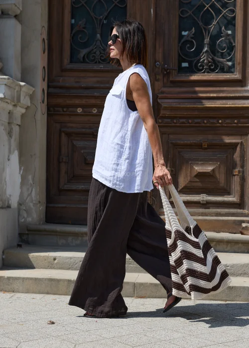 Brązowo-kremowa damska torba shopper wykonana z ażurowej dzianiny z dekoracyjnymi pasami oraz długimi uchwytami do noszenia na ramieniu. Miękka i pojemna, idealna do codziennych stylizacji.