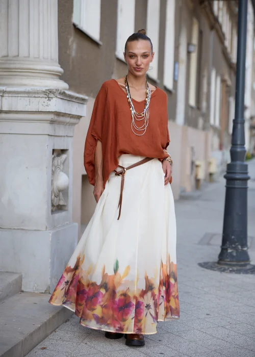 Brązowy pasek damski Maison z wąskim paskiem i owalną złotą klamrą. Elegancki model z regulacją bez klasycznych dziurek.