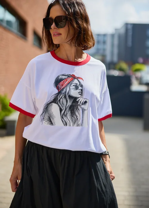 T-shirt damski z nadrukiem dziewczyny w czerwonej bandanie – biało-czerwony.