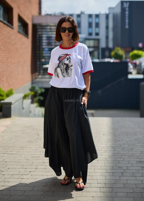 T-shirt damski z nadrukiem dziewczyny w czerwonej bandanie – biało-czerwony.