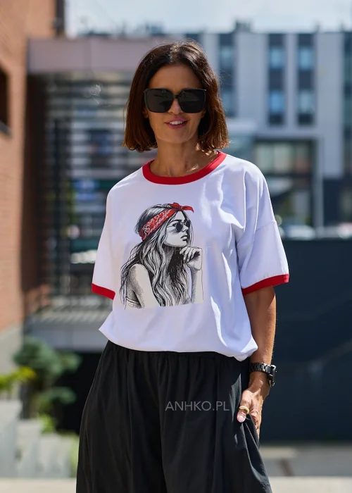 T-shirt damski z nadrukiem dziewczyny w czerwonej bandanie – biało-czerwony.
