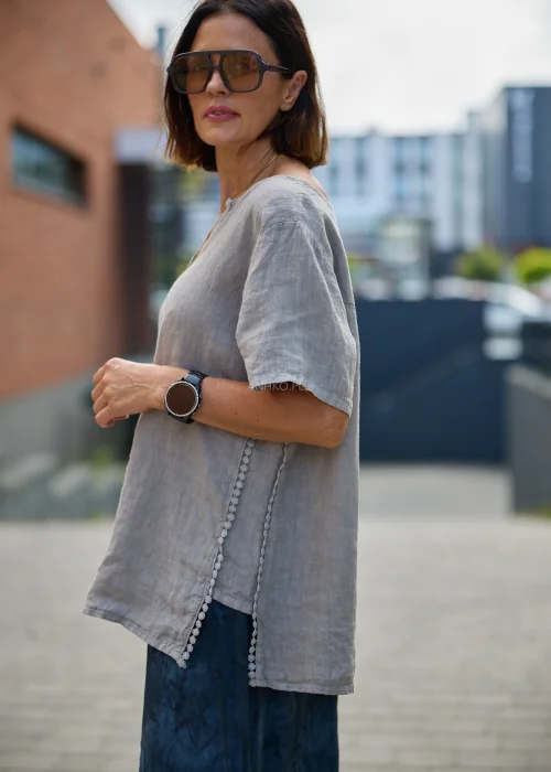 Bluzka damska lniana oversize z guzikami i ozdobnym bokiem – taupe