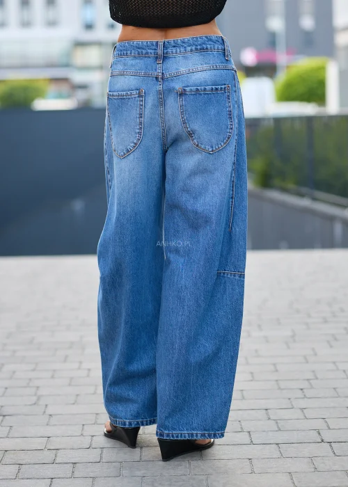 Niebieskie damskie jeansy z szerokimi nogawkami, z efektem spranego denimu, wysokim stanem i klasycznym zapięciem na guzik oraz zamek.