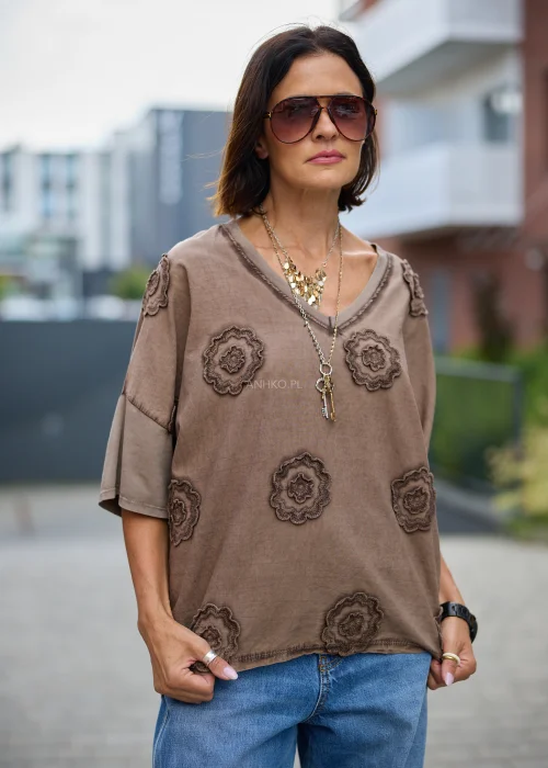 Bluzka damska taupe z kwiatowymi aplikacjami 3D – oversize z dekoltem V i krótkim rękawem