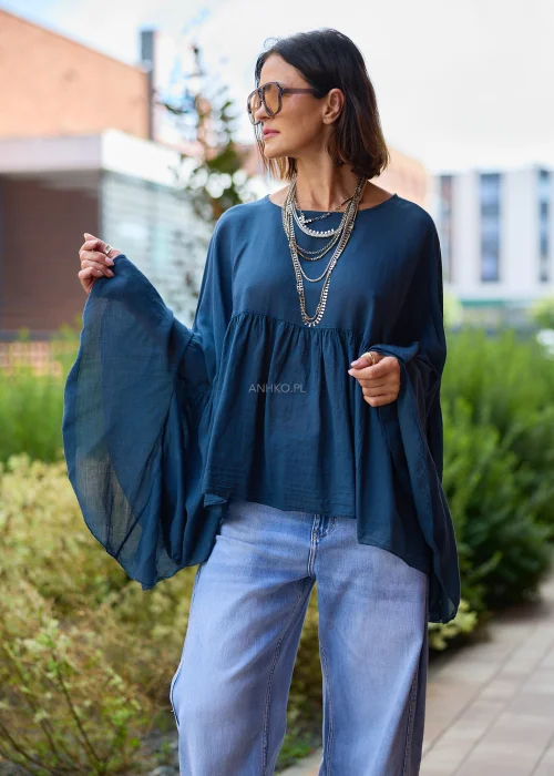 Bluzka damska oversize z falbaną i szerokimi rękawami – granatowa.