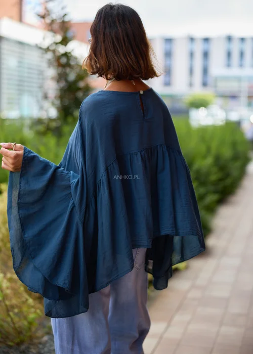 Bluzka damska oversize z falbaną i szerokimi rękawami – granatowa.