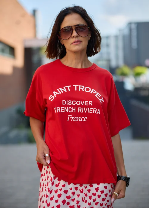 T-shirt damski oversize z napisem Saint Tropez French Riviera – czerwony.