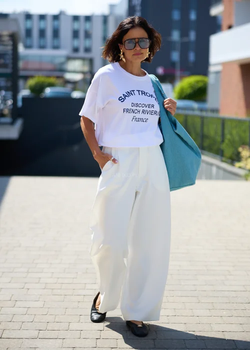 T-shirt damski oversize z napisem Saint Tropez French Riviera – biały.