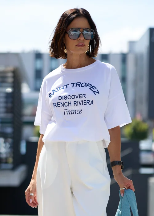 T-shirt damski oversize z napisem Saint Tropez French Riviera – biały.