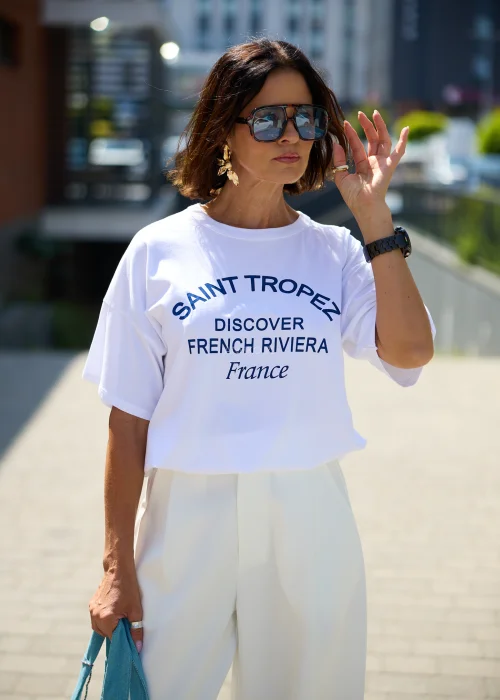 T-shirt damski oversize z napisem Saint Tropez French Riviera – biały.