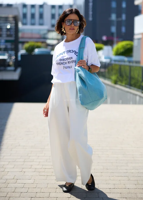 T-shirt damski oversize z napisem Saint Tropez French Riviera – biały.