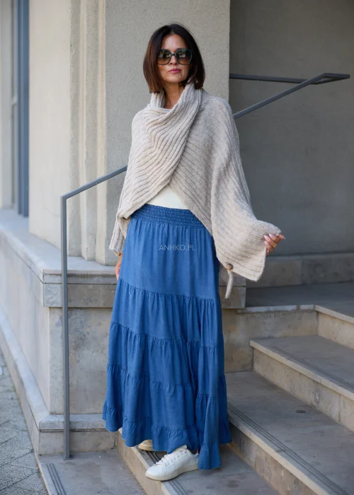 Beżowe sweter-ponczo w odcieniu taupe o miękkim, otulającym splocie i oversize’owym fasonie. Ciepły model z szerokim kołnierzem, idealny do warstwowych stylizacji w stylu boho i casual chic.