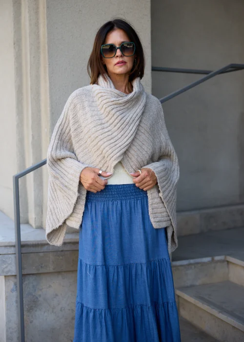 Beżowe sweter-ponczo w odcieniu taupe o miękkim, otulającym splocie i oversize’owym fasonie. Ciepły model z szerokim kołnierzem, idealny do warstwowych stylizacji w stylu boho i casual chic.