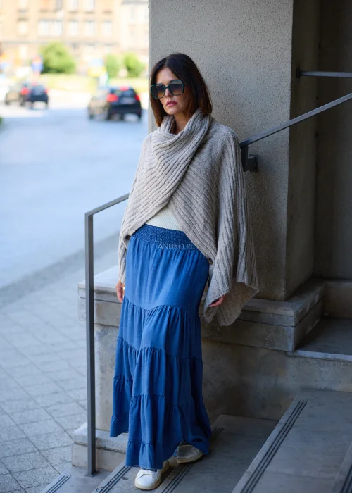 Beżowe sweter-ponczo w odcieniu taupe o miękkim, otulającym splocie i oversize’owym fasonie. Ciepły model z szerokim kołnierzem, idealny do warstwowych stylizacji w stylu boho i casual chic.