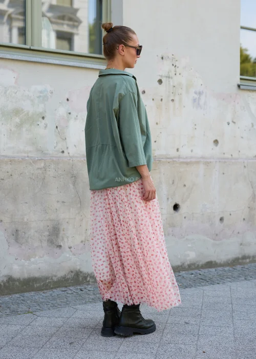 Damska bluzka oversize z kołnierzykiem w kolorze khaki, z dekoltem w serek, rękawem 3/4 i luźnym fasonem, idealna do codziennych stylizacji.
