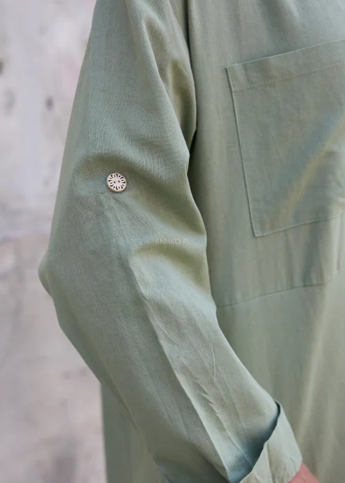 Damska bluzka oversize z kołnierzykiem w kolorze khaki, z dekoltem w serek, rękawem 3/4 i luźnym fasonem, idealna do codziennych stylizacji.