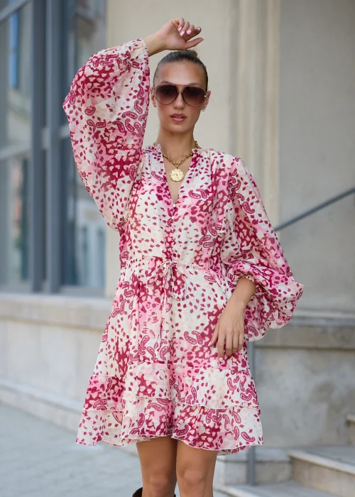 Sukienka mini boho w odcieniach różu i kremu, zwiewny fason z falbaną i wiązaniem w talii – stylizacja z kowbojkami.