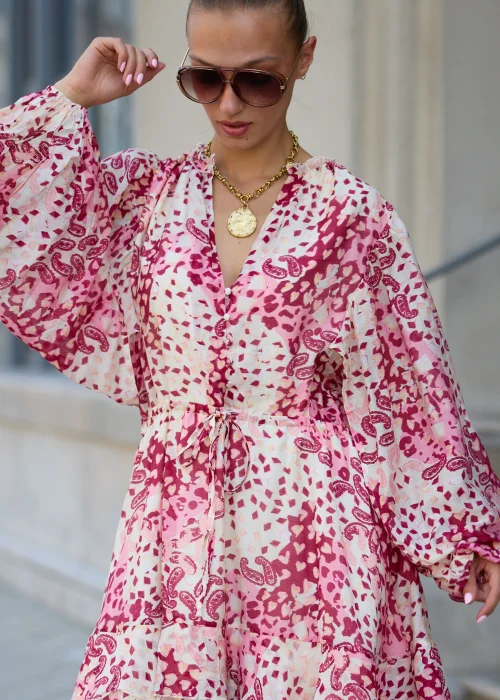Sukienka mini boho w odcieniach różu i kremu, zwiewny fason z falbaną i wiązaniem w talii – stylizacja z kowbojkami.
