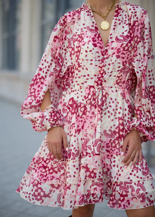 Sukienka mini boho w odcieniach różu i kremu, zwiewny fason z falbaną i wiązaniem w talii – stylizacja z kowbojkami.