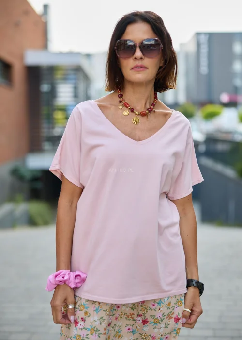 Różowa gumka do włosów damska typu scrunchie XL z gładkiego materiału o delikatnym połysku i mocno marszczonym fasonie.