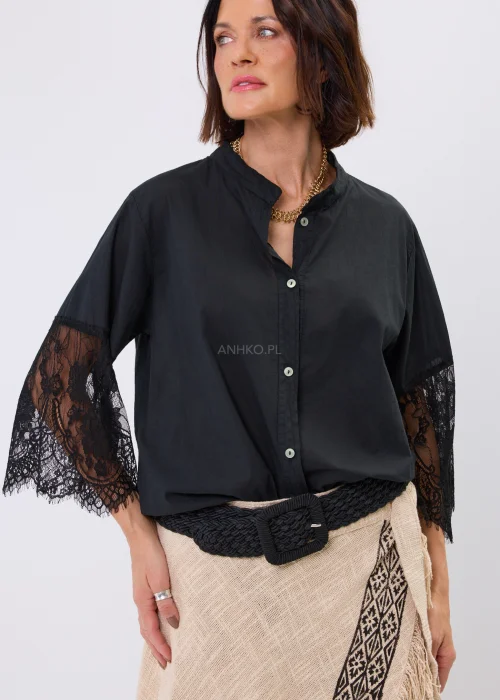 Szeroki czarny pasek pleciony z ozdobną klamrą. Elastyczny model podkreślający talię w stylizacjach boho i casualowych.