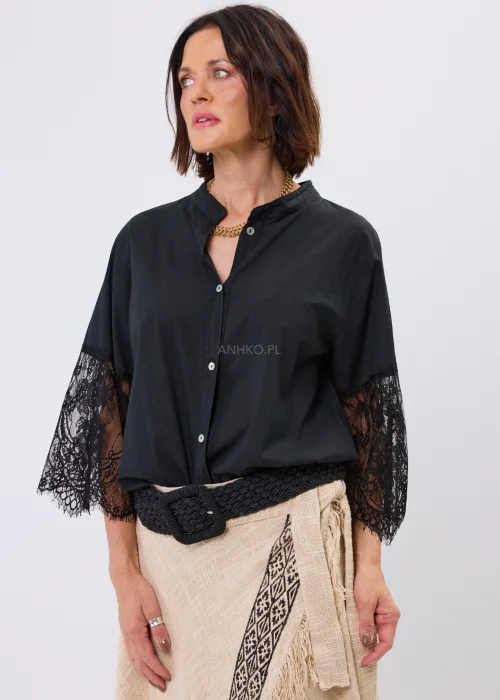 Szeroki czarny pasek pleciony z ozdobną klamrą. Elastyczny model podkreślający talię w stylizacjach boho i casualowych.