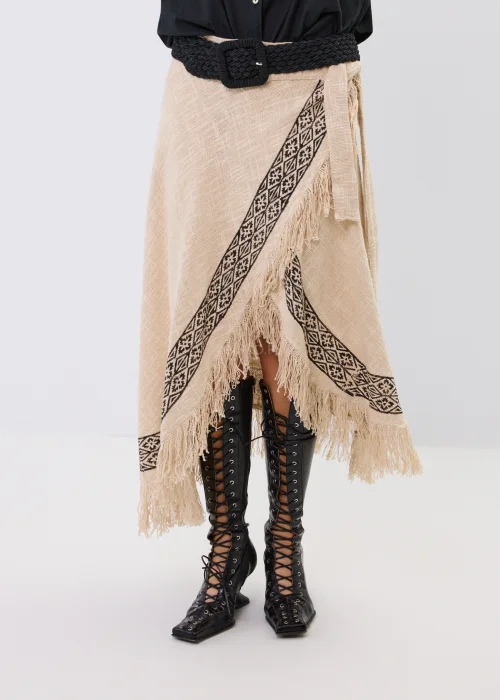 Szeroki czarny pasek pleciony z ozdobną klamrą. Elastyczny model podkreślający talię w stylizacjach boho i casualowych.
