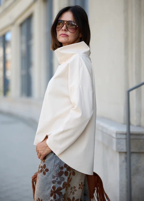 Bluza damska ecru z wysokim kołnierzem – minimalistyczny oversize z długim rękawem