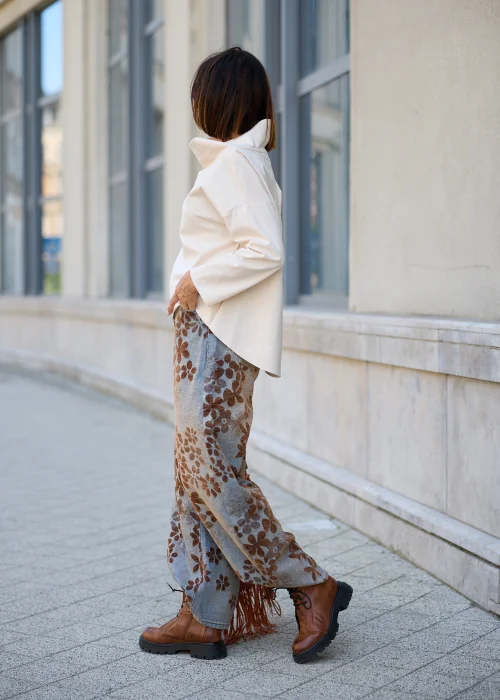 Bluza damska ecru z wysokim kołnierzem – minimalistyczny oversize z długim rękawem