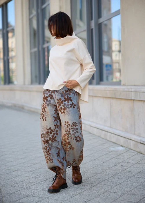 Bluza damska ecru z wysokim kołnierzem – minimalistyczny oversize z długim rękawem