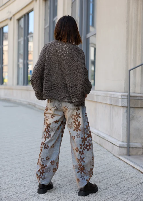 Sweter damski oversize ciemnobrązowy o grubym splocie z szerokim dekoltem i długim rękawem.