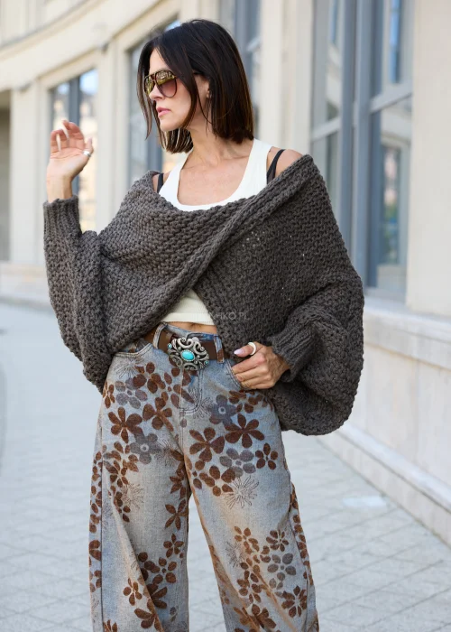 Sweter damski oversize ciemnobrązowy o grubym splocie z szerokim dekoltem i długim rękawem.