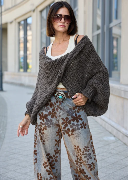 Sweter damski oversize ciemnobrązowy o grubym splocie z szerokim dekoltem i długim rękawem.