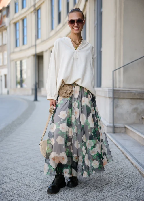 Damskie botki Rock 7 wykonane z naturalnej skóry w odcieniu khaki. Model z wysoką cholewką, sznurowaniem, bocznym zamkiem oraz grubą podeszwą z traktorowym bieżnikiem doskonale sprawdzi się w codziennych stylizacjach.