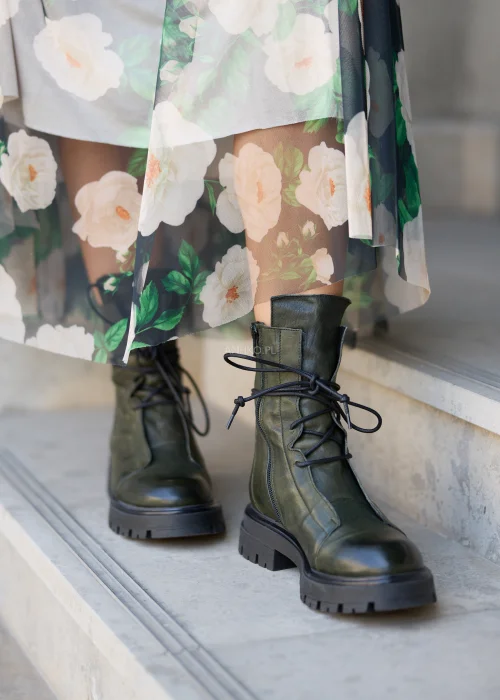 Damskie botki Rock 7 wykonane z naturalnej skóry w odcieniu khaki. Model z wysoką cholewką, sznurowaniem, bocznym zamkiem oraz grubą podeszwą z traktorowym bieżnikiem doskonale sprawdzi się w codziennych stylizacjach.