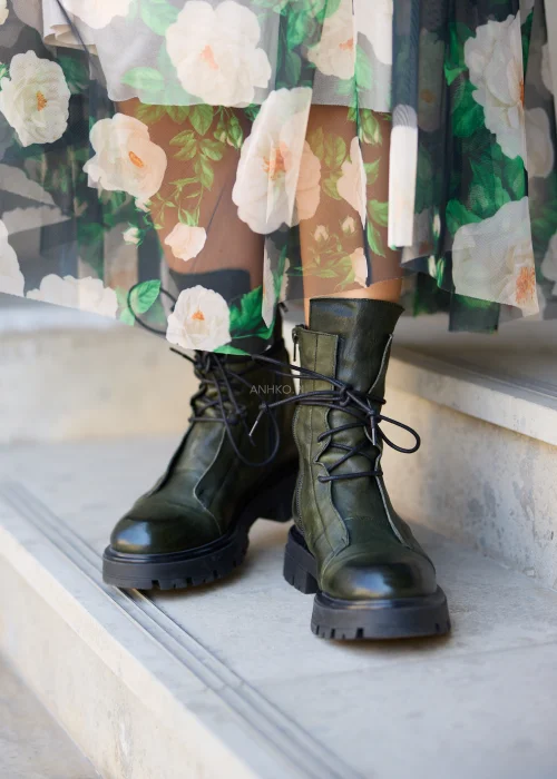Damskie botki Rock 7 wykonane z naturalnej skóry w odcieniu khaki. Model z wysoką cholewką, sznurowaniem, bocznym zamkiem oraz grubą podeszwą z traktorowym bieżnikiem doskonale sprawdzi się w codziennych stylizacjach.