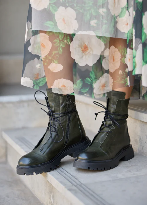 Damskie botki Rock 7 wykonane z naturalnej skóry w odcieniu khaki. Model z wysoką cholewką, sznurowaniem, bocznym zamkiem oraz grubą podeszwą z traktorowym bieżnikiem doskonale sprawdzi się w codziennych stylizacjach.