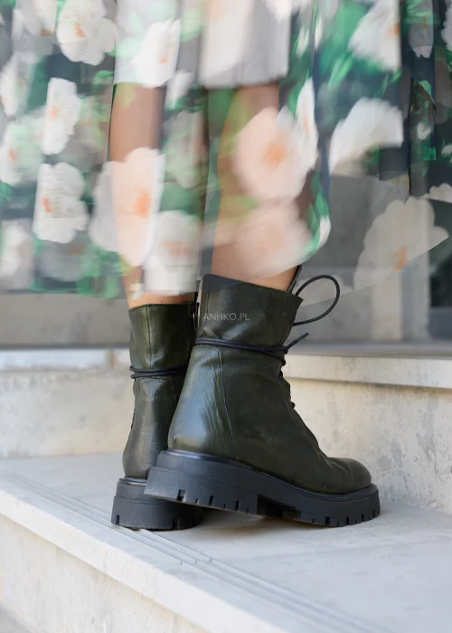 Damskie botki Rock 7 wykonane z naturalnej skóry w odcieniu khaki. Model z wysoką cholewką, sznurowaniem, bocznym zamkiem oraz grubą podeszwą z traktorowym bieżnikiem doskonale sprawdzi się w codziennych stylizacjach.