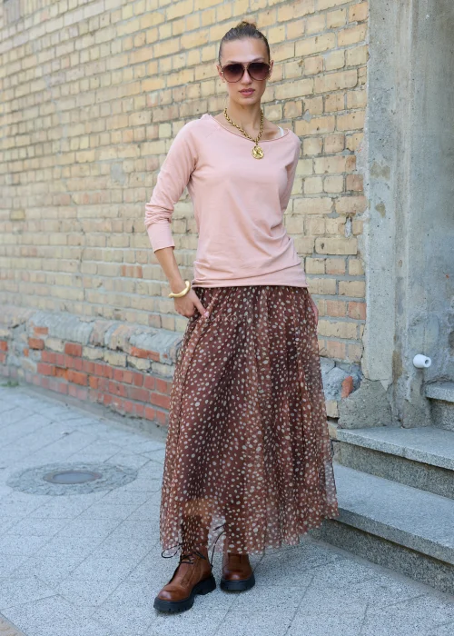 Długa spódnica maxi damska brązowa w drobny beżowy wzór, zwiewny fason z transparentną warstwą szyfonową, podszewką i elastyczną gumką w pasie.