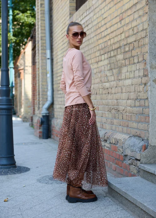 Długa spódnica maxi damska brązowa w drobny beżowy wzór, zwiewny fason z transparentną warstwą szyfonową, podszewką i elastyczną gumką w pasie.