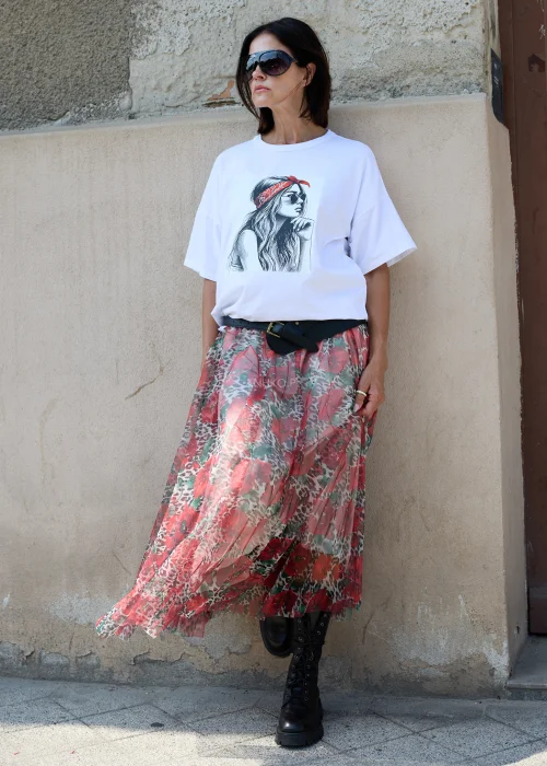 T-shirt damski z nadrukiem dziewczyny w czerwonej bandanie – biały.