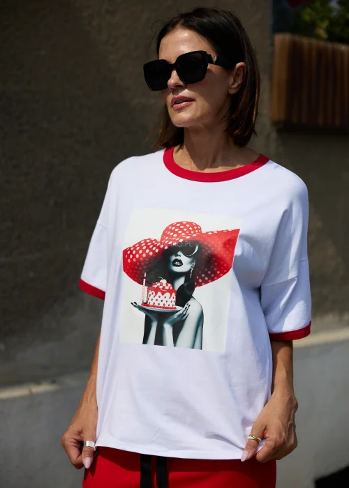 T-shirt damski z nadrukiem kobiety w czerwonym kapeluszu – biało-czerwony.