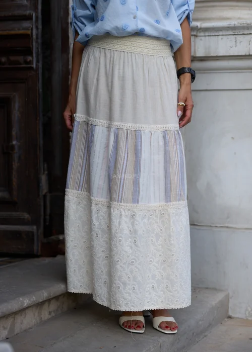 Długa spódnica maxi damska boho ecru z koronką i transparentnymi wstawkami, elastyczna szeroka talia, zwiewny fason.