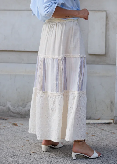 Długa spódnica maxi damska boho ecru z koronką i transparentnymi wstawkami, elastyczna szeroka talia, zwiewny fason.
